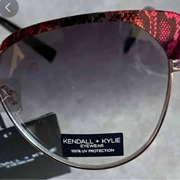 Embrace your inner supermodel with these sleek and edgy cat-eye Sunglasses🔥❣️ - Picture 3 of 8